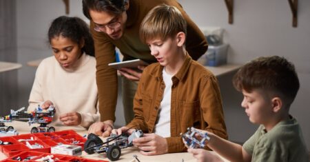 Evento Gratuito em Blumenau Ensina Crianças a Criar Videogames e Explorar Robótica